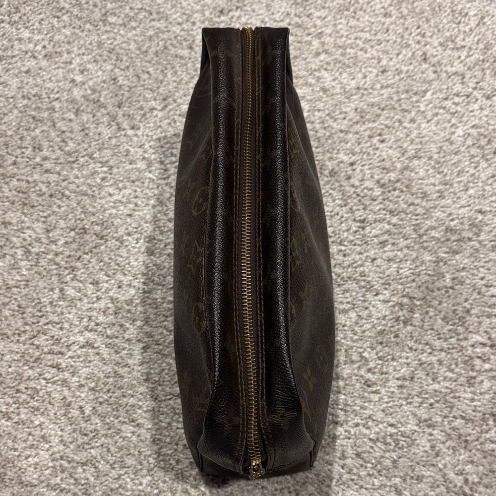 Louis Vuitton Monogram Toiletry 28 Pouch - Picture 3 of 11